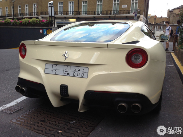 Ferrari F12berlinetta uitgevoerd in Anniversary '50/'60 kleur