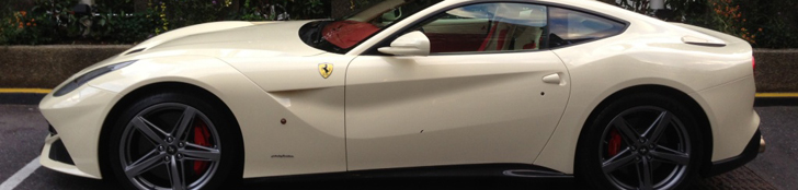 Ferrari F12berlinetta anniversaire avec peintures de années 50/60