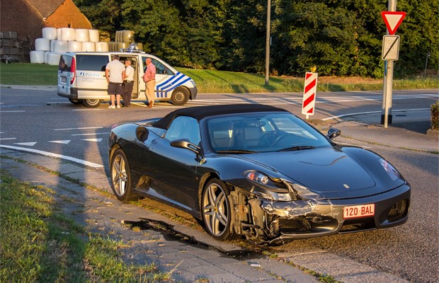 Ferrari raakt beschadigd bij ongeval in België