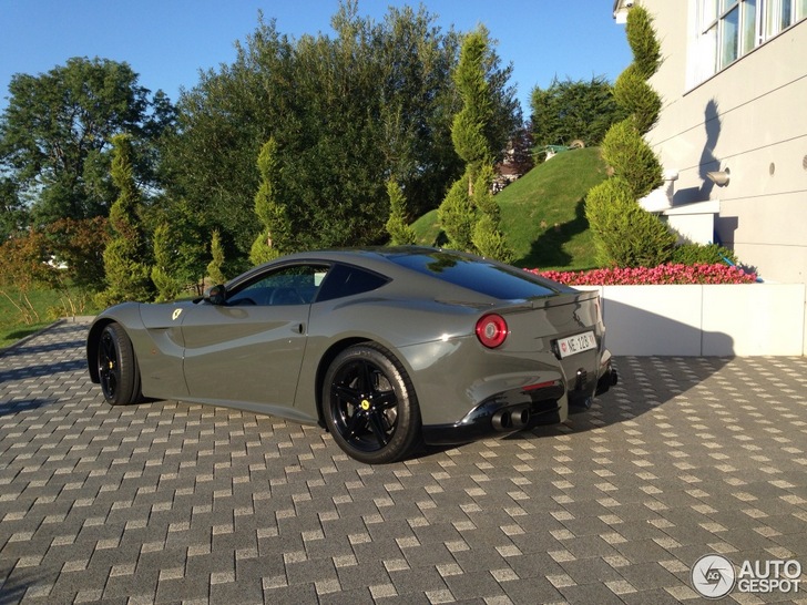 Deze Ferrari F12berlinetta heeft een bijzonder kleurtje