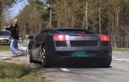 Video: Una Lamborghini Gallardo va quasi a sbattere!
