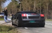 Une Lamborghini Gallardo manque de taper un arbre et une personne