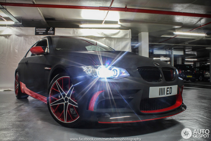 Prachtig gekleurde BMW M3 is het middelpunt van een fotoshoot
