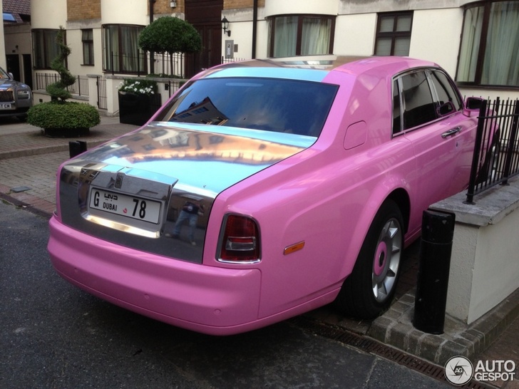 Eigenaar toont lef met een roze Rolls-Royce Phantom