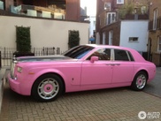 Propriétaire montre ses  tripes avec une Rolls-Royce Phantom rose