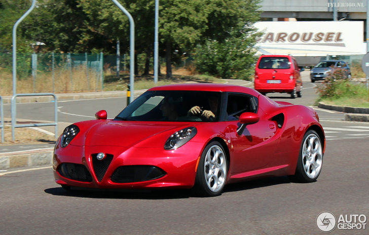 Eerste Alfa Romeo 4C op straat vastgelegd