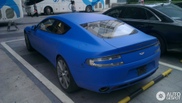 Il blu opaco sta da dio su questa Aston Martin Rapide