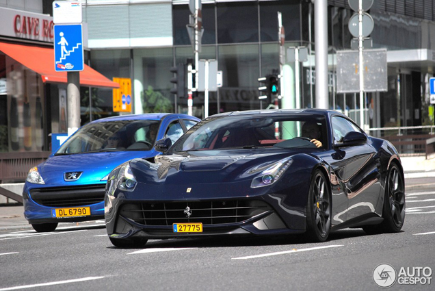 Chairman Lotus Formule 1 gespot in Ferrari F12berlinetta