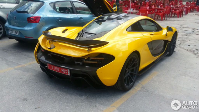 McLaren P1 rijdt vrolijk rond op dealerplaten