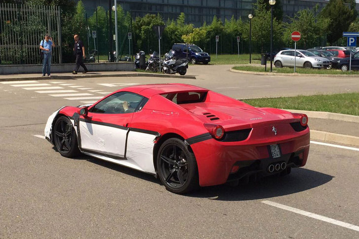 Ferrari 458 Speciale Spider staat in Parijs 