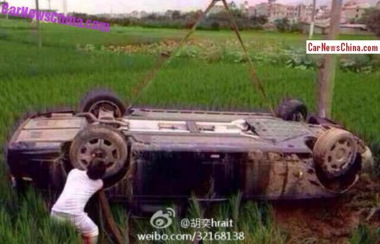 Rolls-Royce Phantom hapt naar gras in China