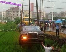 Rolls-Royce Phantom hapt naar gras in China