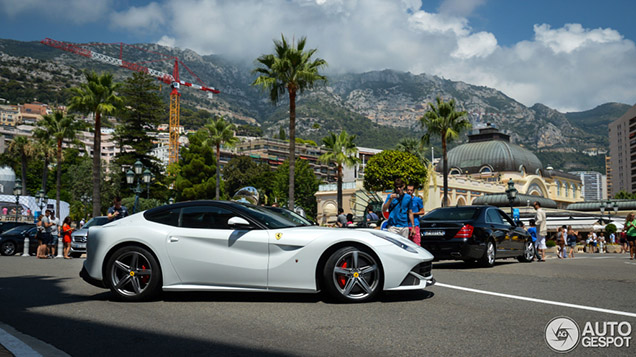 Fraaie Ferrari F12berlinetta in two-tone gespot in Monaco
