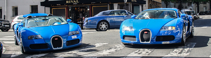 Bugatti Veyrons make Paris turn into a blue city
