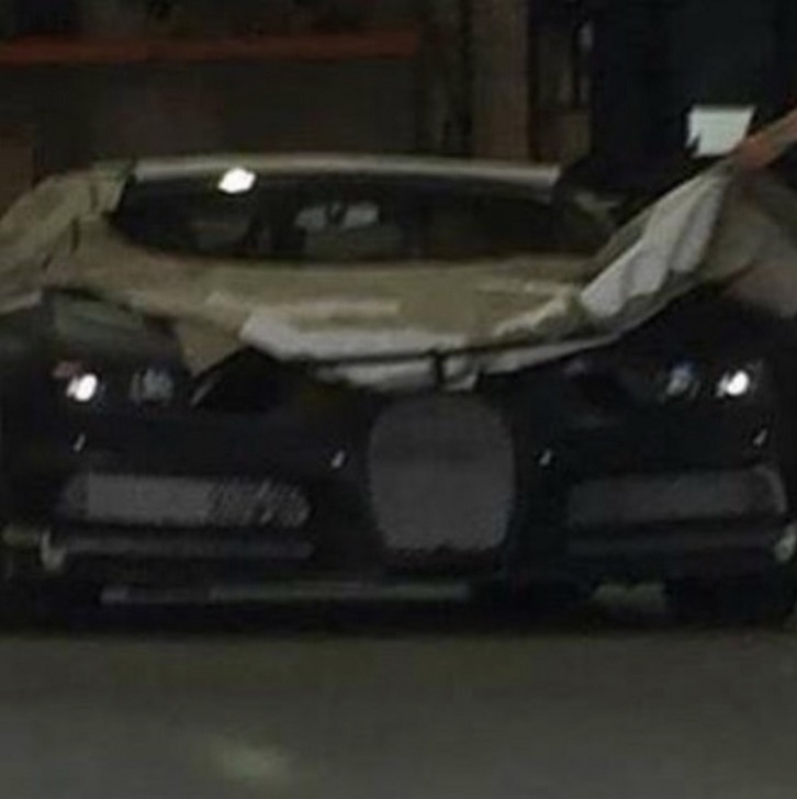 Bugatti Chiron kijkt voorzichtig de wereld in
