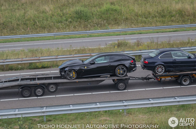 Pijnlijke spot van de dag: kapotte Ferrari FF