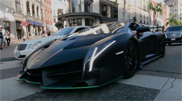 Met je Lamborghini Veneno Roadster door Beverly Hills paraderen