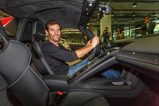 Mark Webber neemt zijn eigen Porsche 918 Spyder in ontvangst
