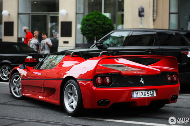 Eigenaar Ferrari F50 kan parkeerboete niks schelen
