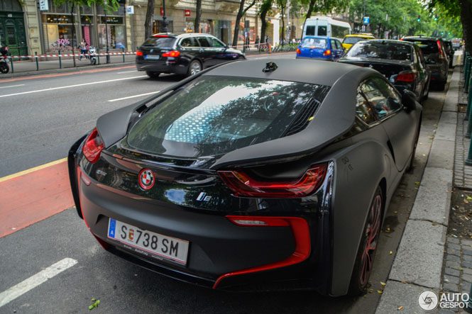 Deze BMW i8 zit vol met contrast