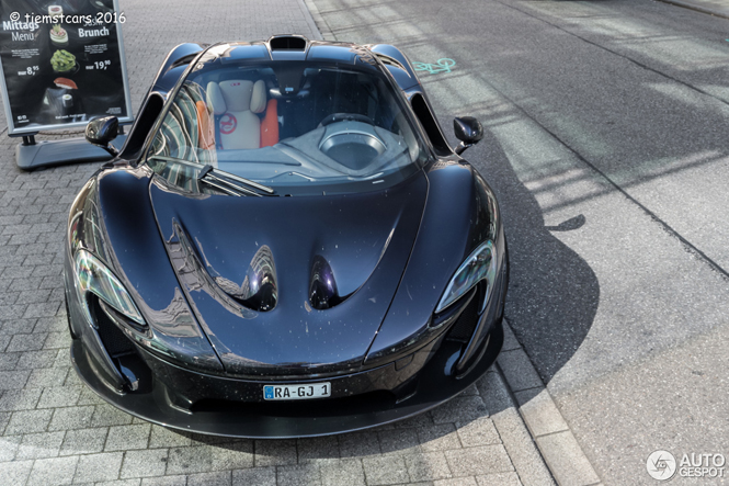 In deze McLaren P1 rijdt een heel blij kind mee