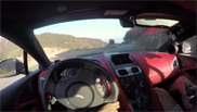Filmpje: Daniel Ricciardo knalt een Aston Martin de heuvel af