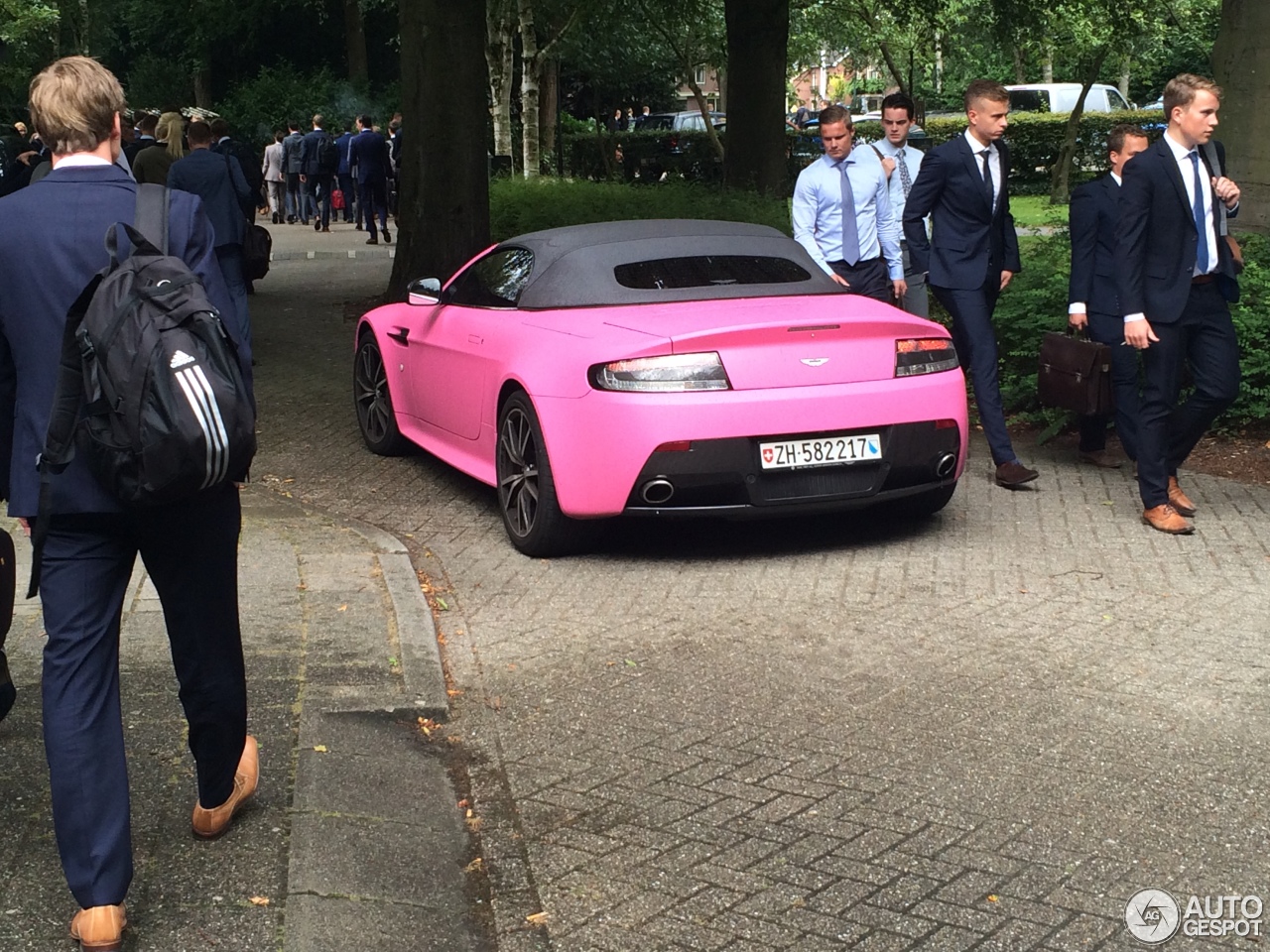 Spot van de dag: roze Aston Martin V8 S Roadster