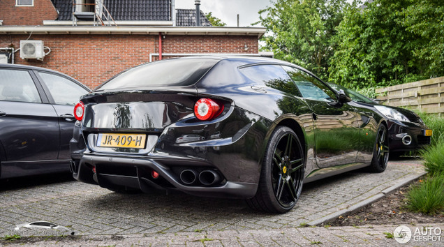 Spot van de dag: gitzwarte Ferrari FF