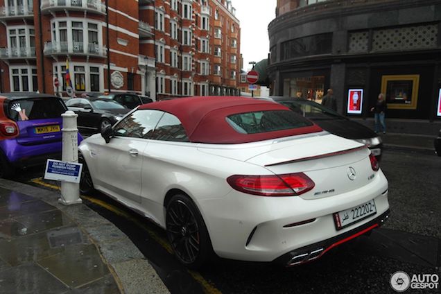 Markante Mercedes-AMG C 63 S Cabriolet trotseert regenachtig Londen
