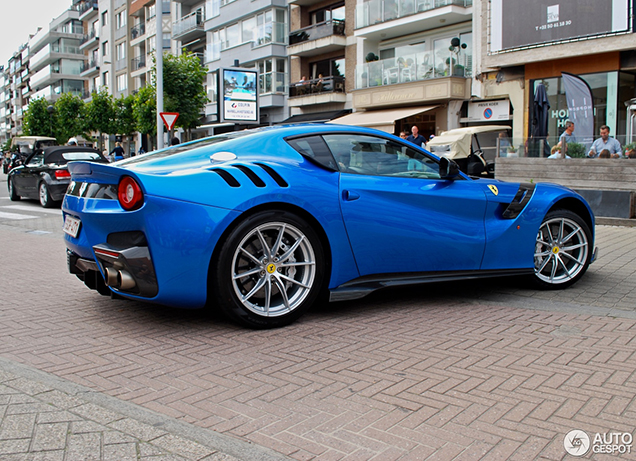 Blauwe Ferrari F12tdf doet Knokke-Heist aan