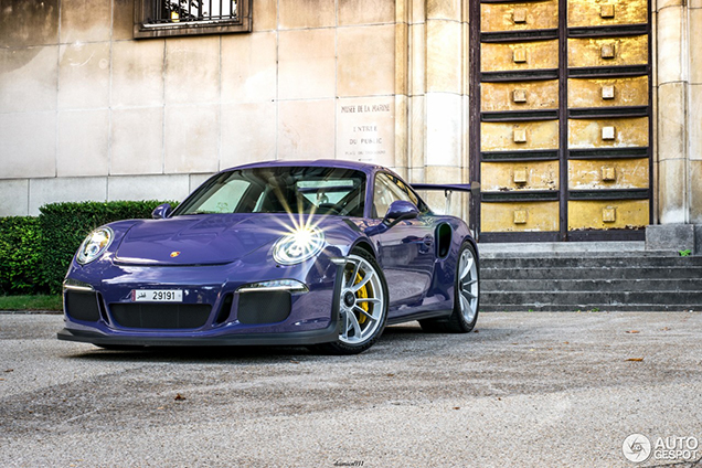 Porsche 991 GT3 RS poseert voor de lens in Parijs
