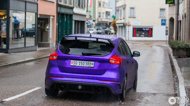 Paarse Ford Focus RS bestrijdt je midlifecrisis