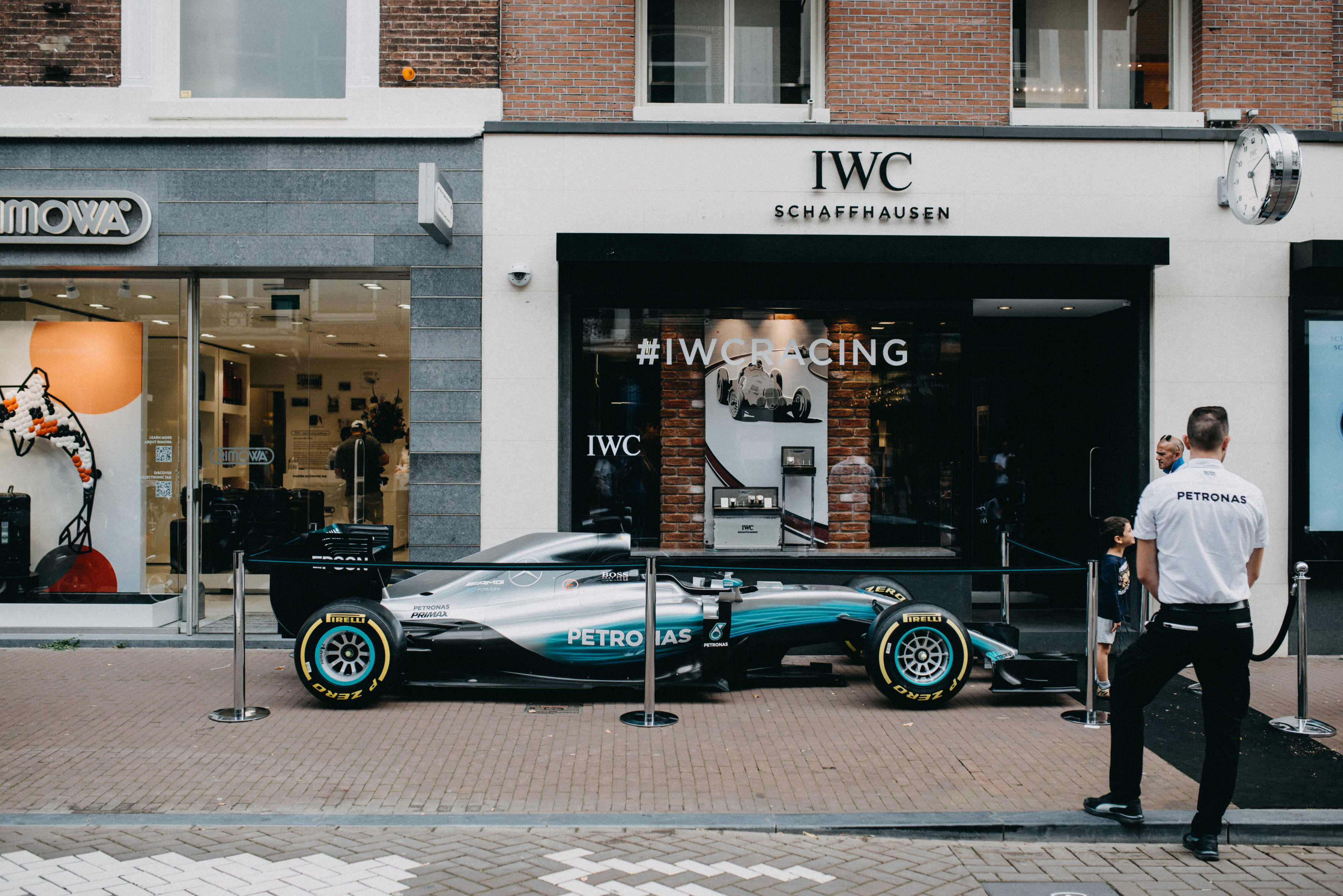 Valtteri Bottas brengt bezoek aan IWC boutique Amsterdam