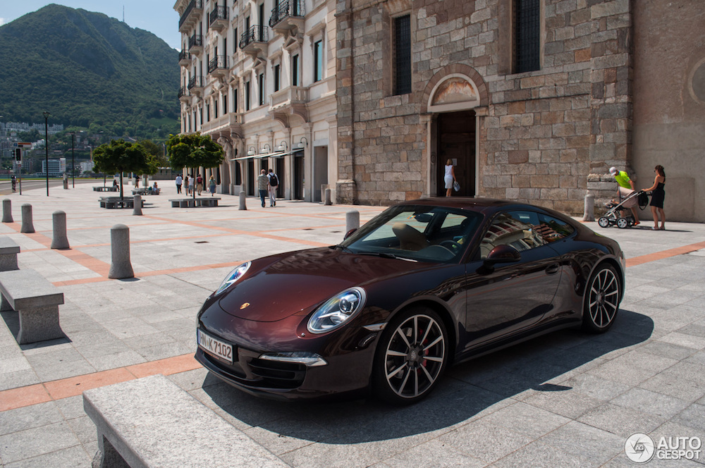 Less is more: Porsche 911 Carrera 4S