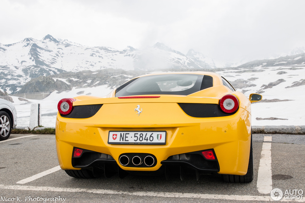 Gele Ferrari 458 steekt prachtig af tegen de Zwitserse Alpen
