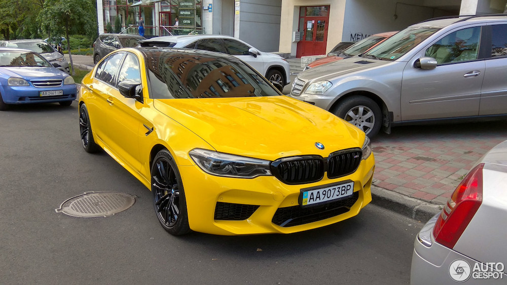 BMW M5 laat de zon schijnen in Kiev