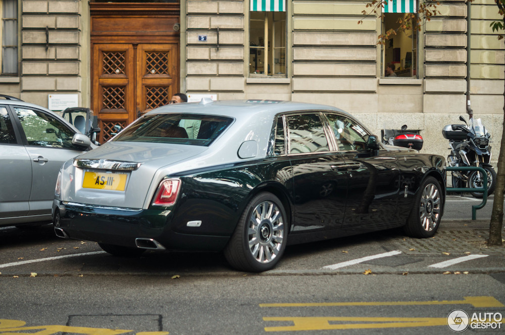Gespot: Rolls-Royce Phantom VIII in mooie kleurstelling