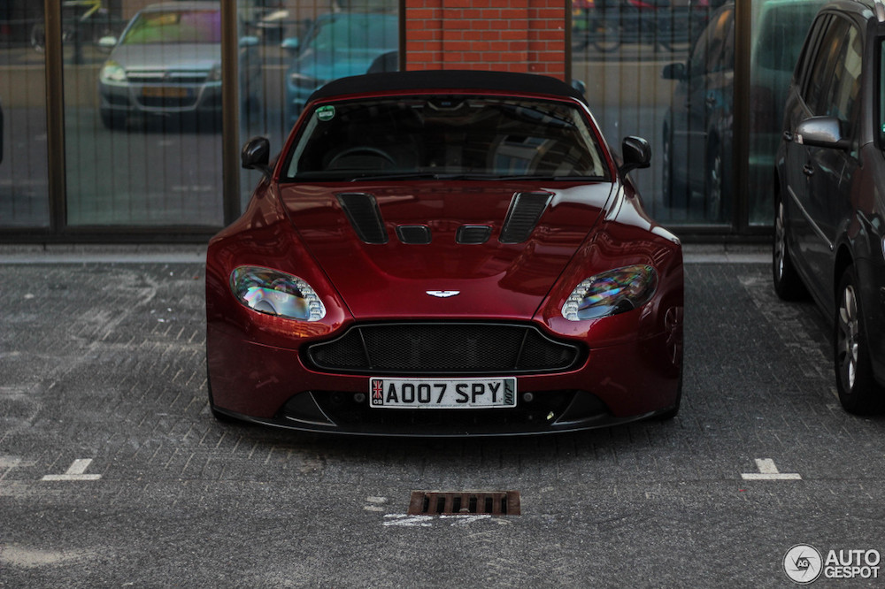 Aston Martin V12 Vantage S Roadster heeft een toepasselijk kenteken