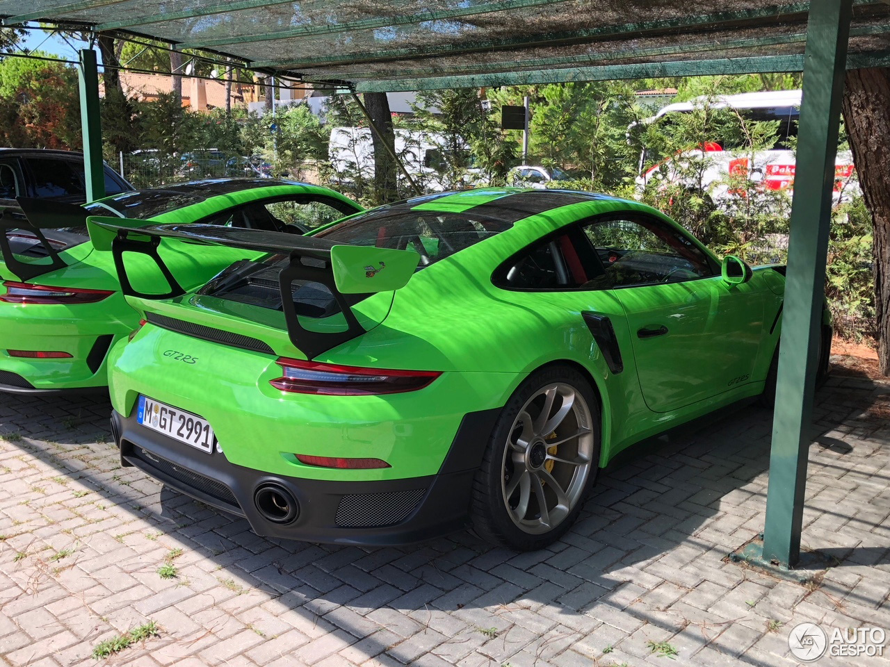 Groene Porsche combo schittert in Italië