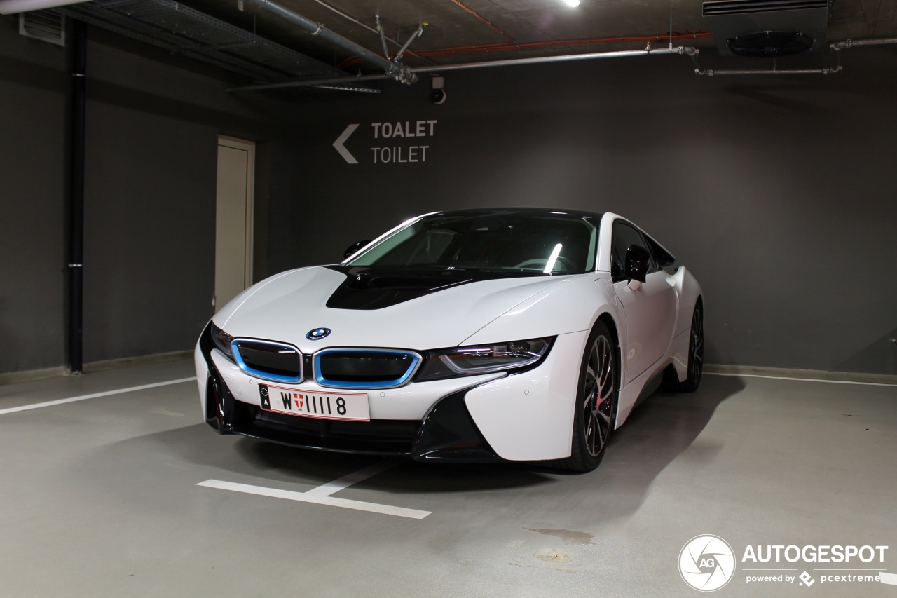 BMW i8 staat lekker in het midden