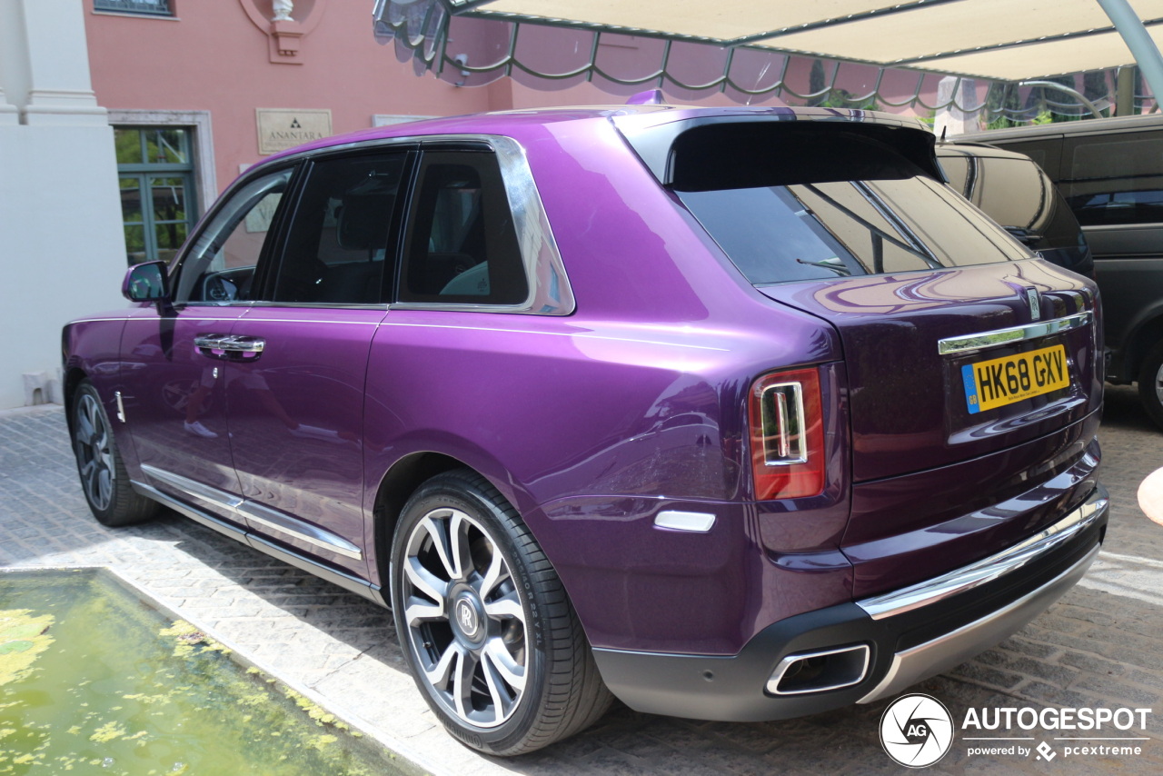 Paarse Rolls-Royce Cullinan knalt je tegemoet