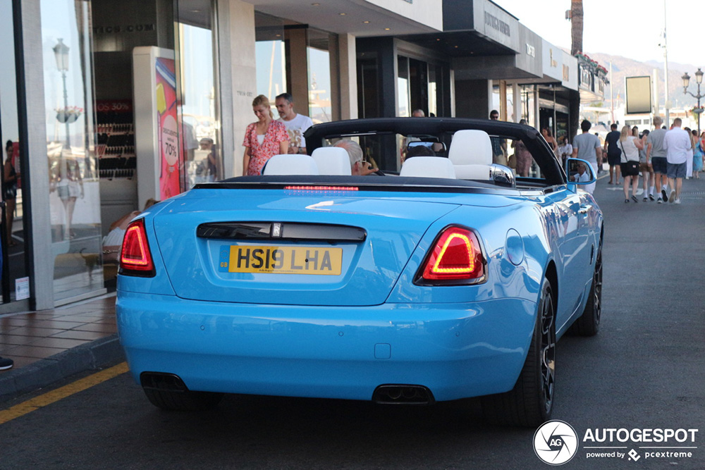 Grote smurf rijdt een Rolls-Royce Dawn Black Badge