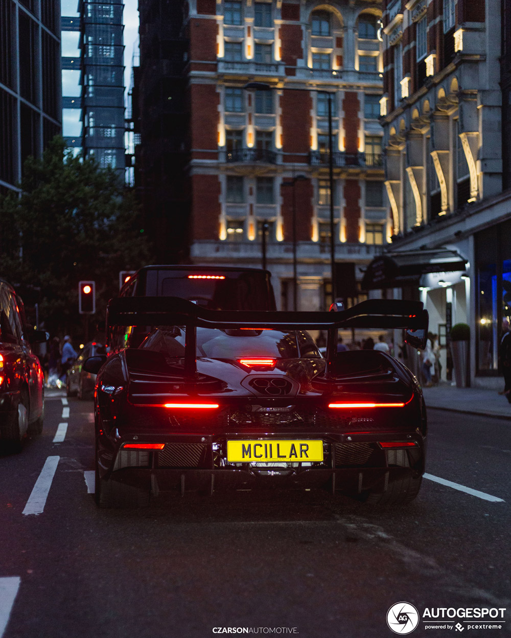 McLaren Senna rijdt als UFO door Londen
