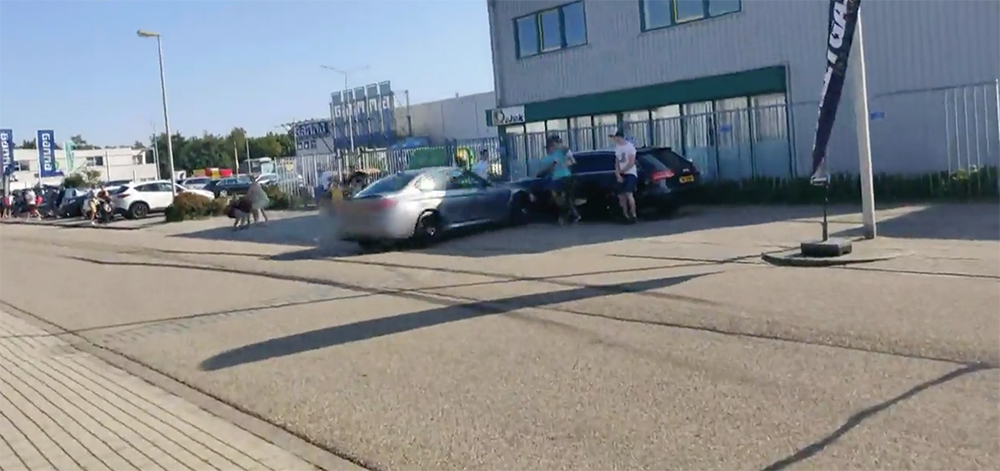 BMW M3 Competition rijdt tijdens Streetgasm event drie mensen omver