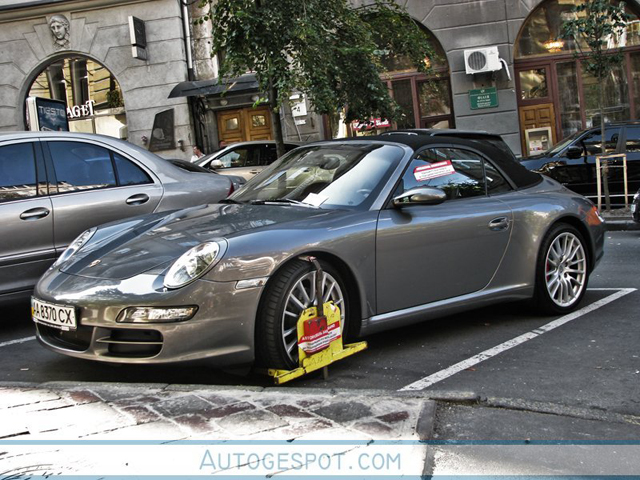 Spot van de dag: Porsche met een wielklem!