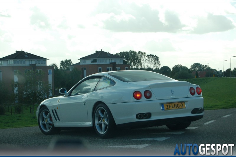 Gespot: Ferrari 550 Maranello in het maagdelijk wit