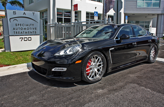 Porsche Panamera op bijzondere Axiom AX-M01 velgen