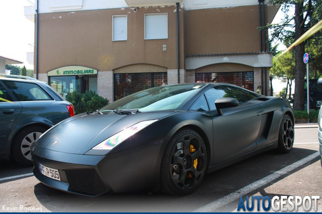 Gespot voor de liefhebber: matgekleurde Lamborghini's!