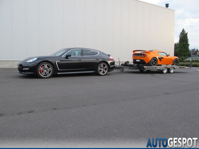 Gespot: Porsche Panamera Turbo met speelgoedauto 