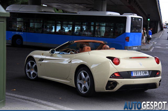 Gespot: Ferrari California in taxi-kleur